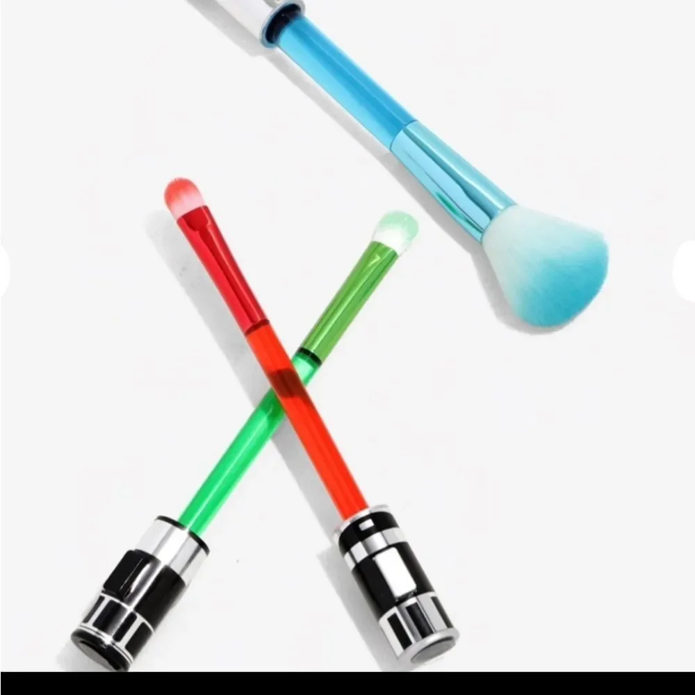 Taste Beauty Disney Star Wars Light-Up Lightsaber‎ Cosmetic Brush Set